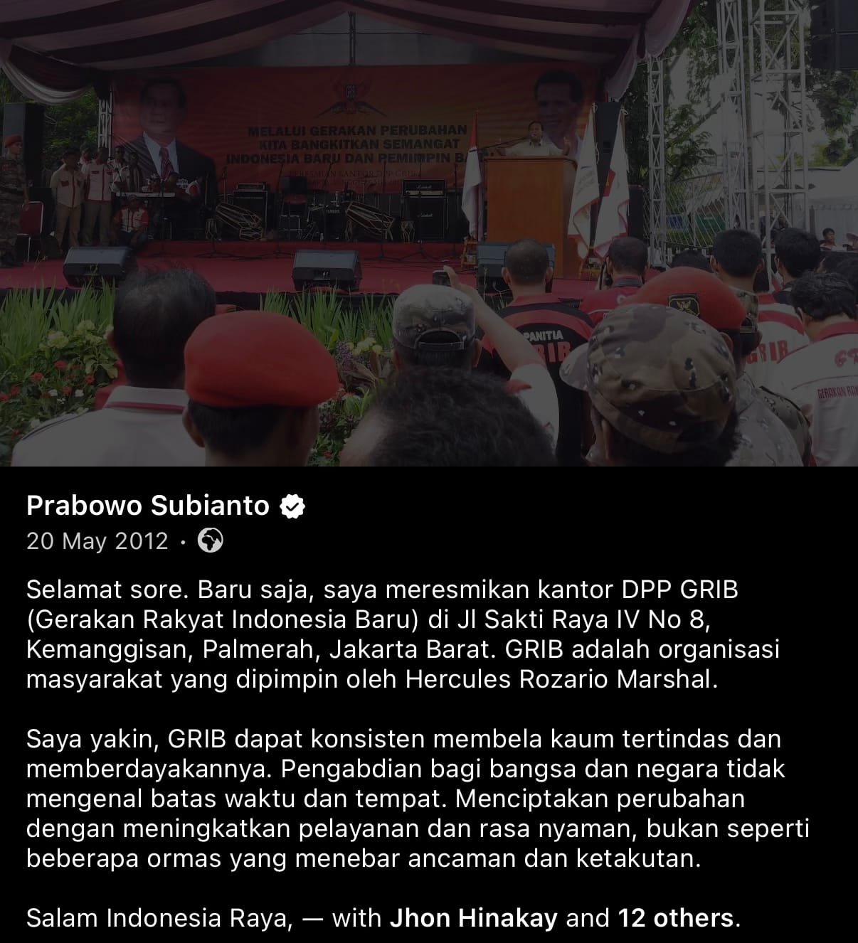 Tangkapan layar unggahan akun Facebook terverifikasi Prabowo Subianto bertanggal 20 May 2012, disetel publik. Fotonya memperlihatkan panggung peresmian dengan spanduk bertuliskan Peresmian Kantor DPP GRIB dan dua potret besar, dengan barisan hadirin berseragam GRIB dan baret merah di depan panggung. Teks unggahannya ditranskripsikan lengkap di bawah gambar ini.