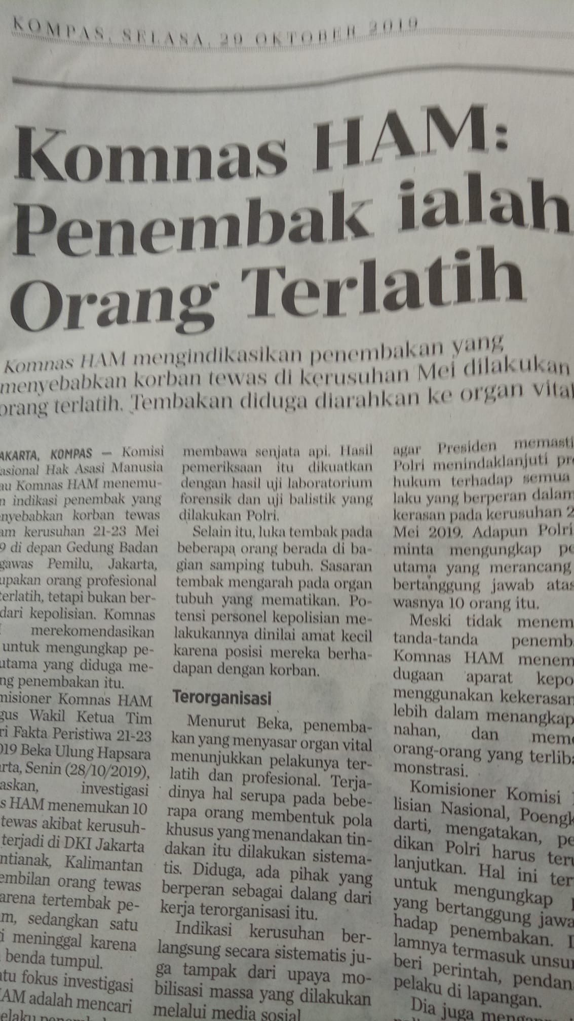 Guntingan halaman Kompas edisi Selasa 29 Oktober 2019 dengan judul besar Komnas HAM: Penembak ialah Orang Terlatih, memuat kepala berita dan tiga kolom laporan termasuk subjudul Terorganisasi. Isinya diringkas di bawah gambar ini.