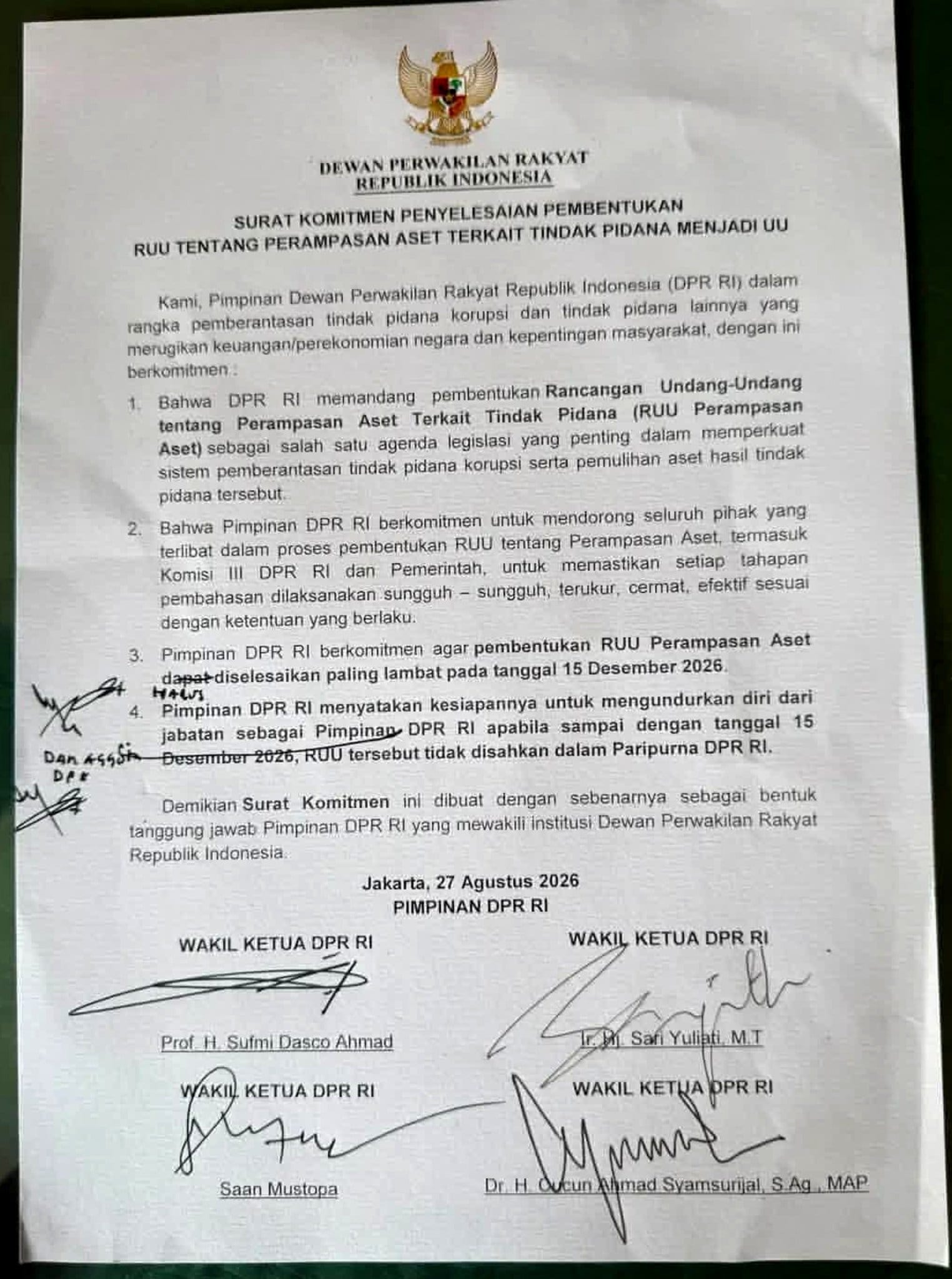 Foto surat komitmen DPR RI bertanggal Jakarta, 27 Agustus 2026, berkop Dewan Perwakilan Rakyat Republik Indonesia dengan lambang Garuda. Berisi empat butir komitmen, dua di antaranya memuat coretan dan tulisan tangan di margin, serta empat tanda tangan Wakil Ketua DPR di bawahnya. Isinya ditranskripsikan di bawah gambar ini.